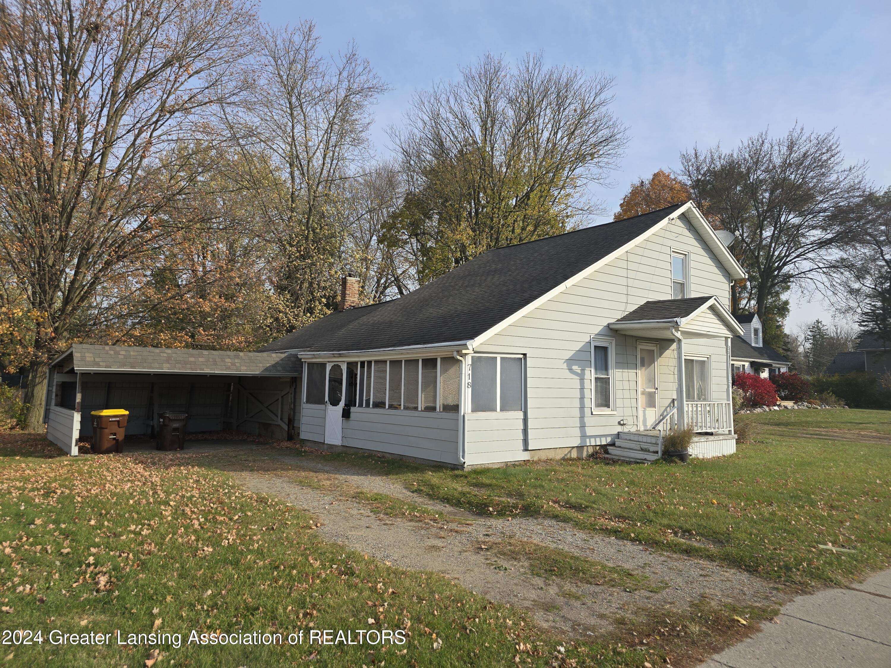 718 W Grand River Avenue