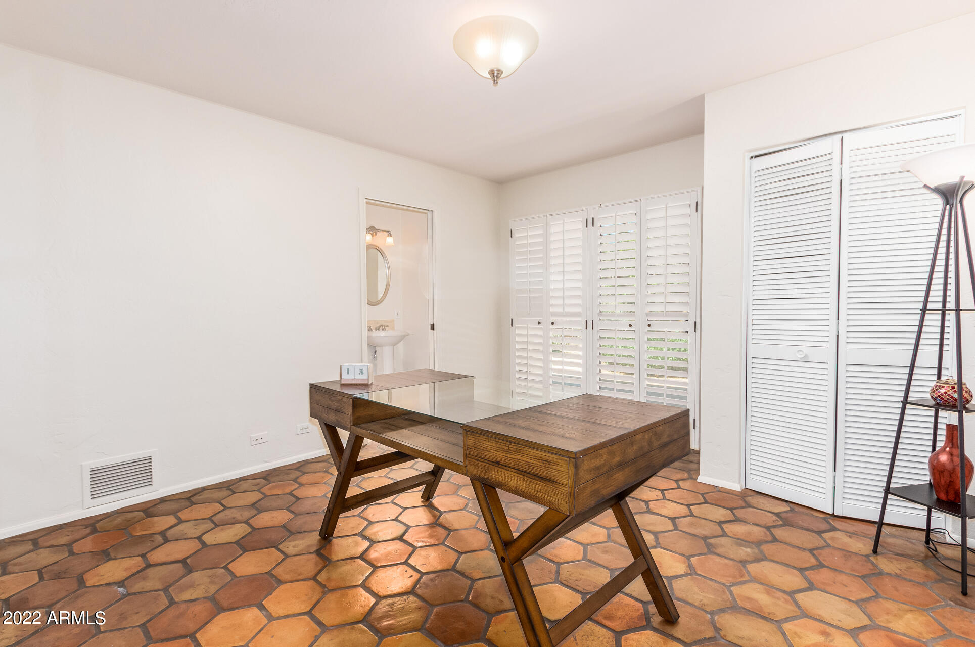 1710 E STAGHORN Lane