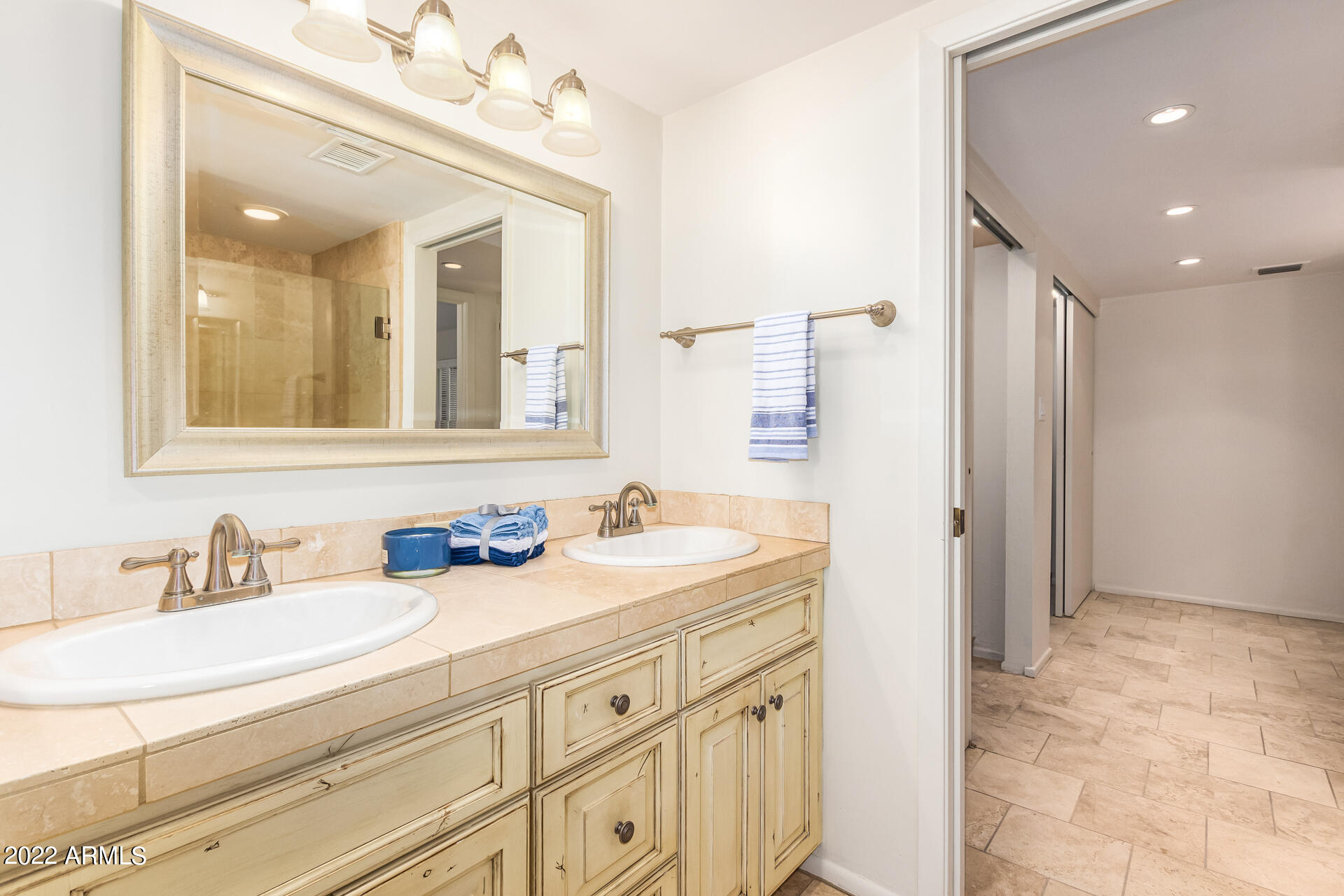 1710 E STAGHORN Lane