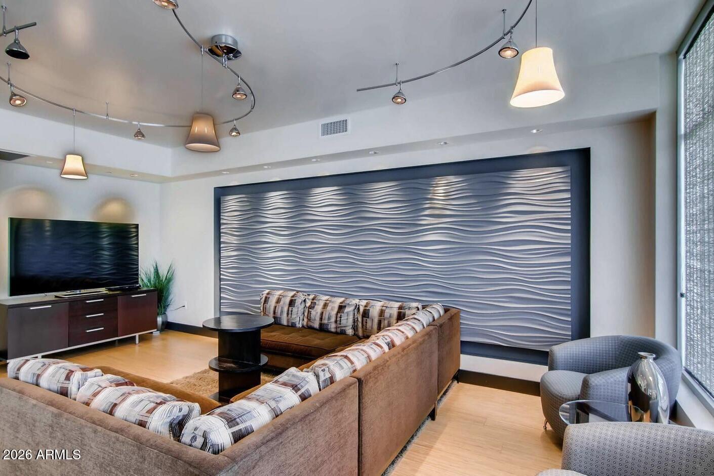 140 E RIO SALADO Parkway 610