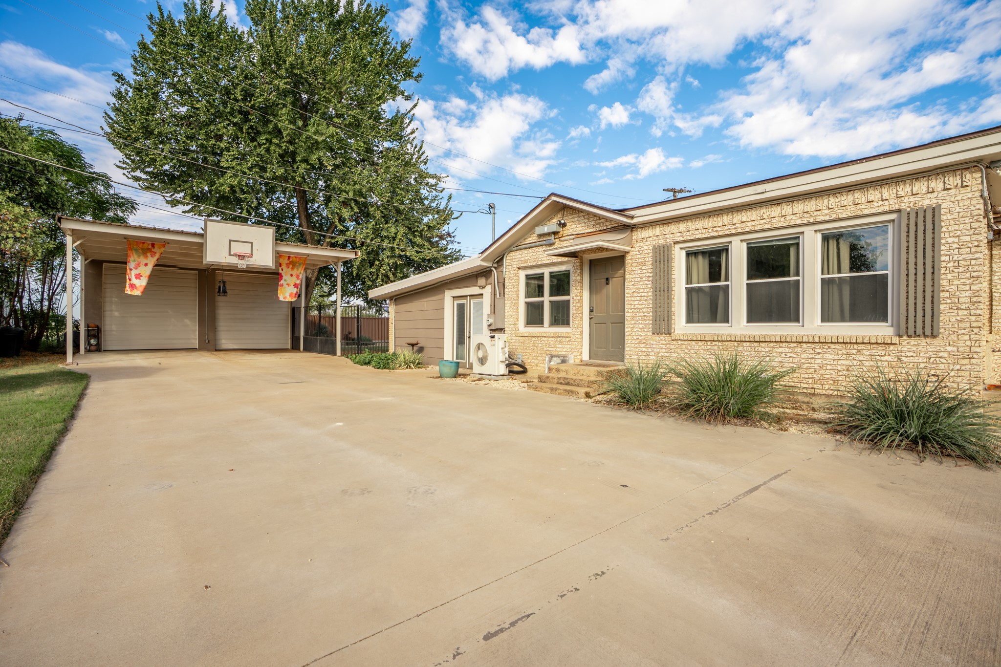 1500 W 10th Street