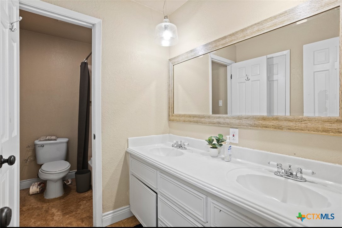 930 Verna Lee Boulevard