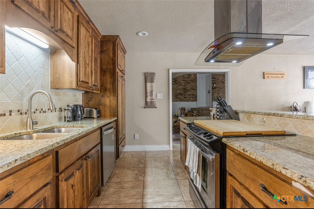 930 Verna Lee Boulevard