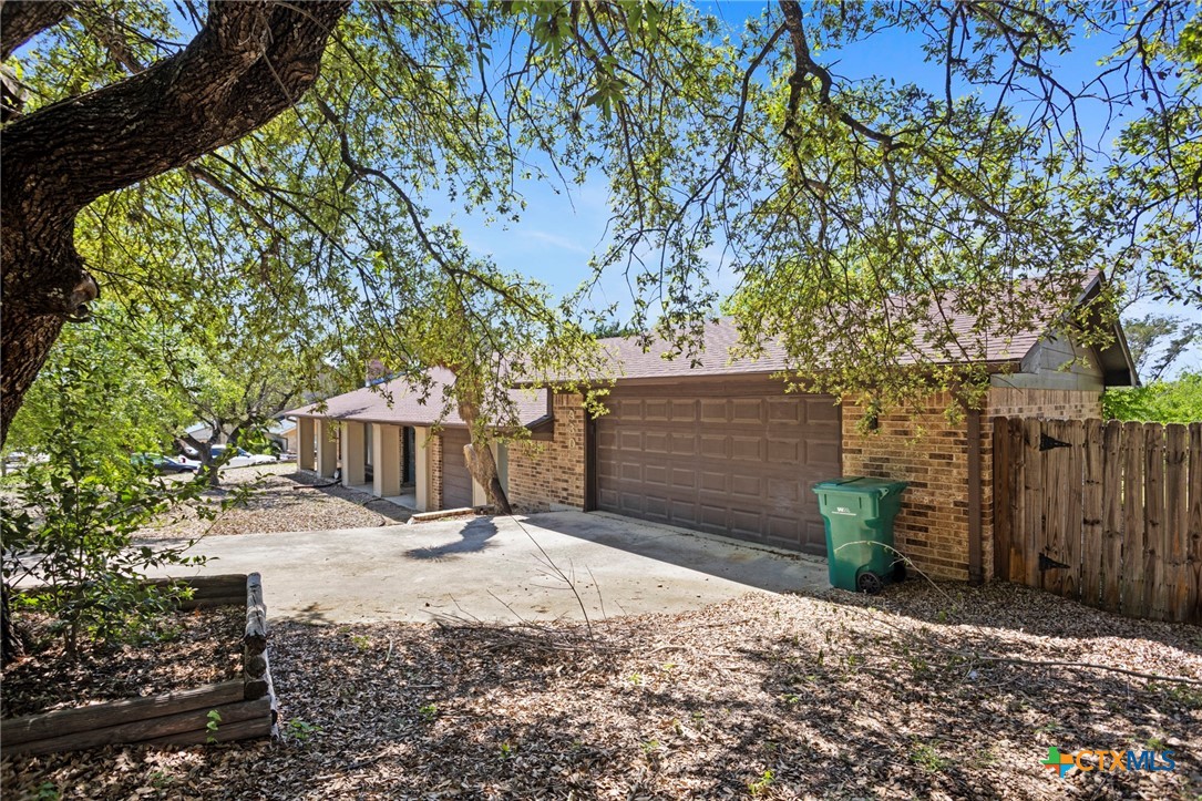 930 Verna Lee Boulevard