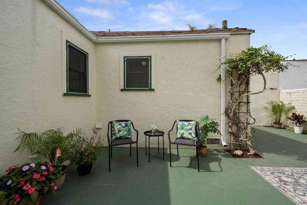 1011 Flora Avenue