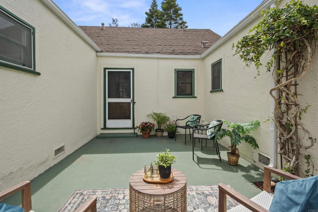 1011 Flora Avenue