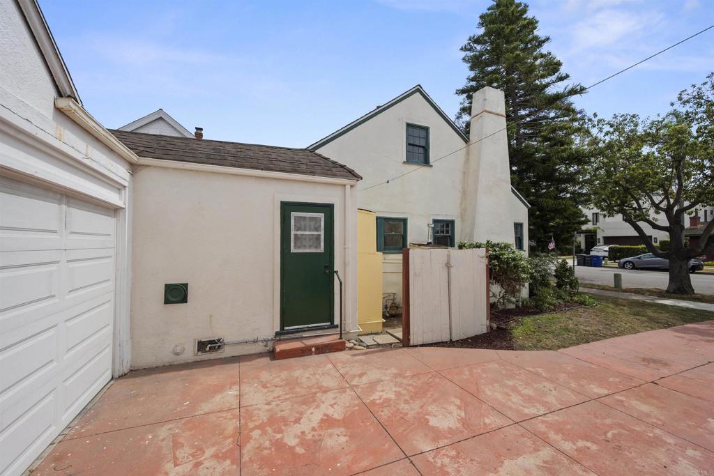 1011 Flora Avenue