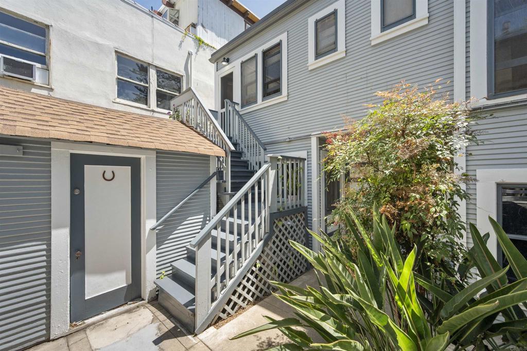 1050 Adella Avenue