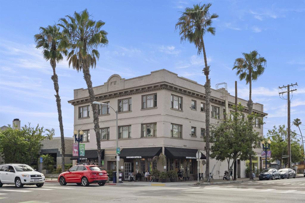 2520 collier Avenue