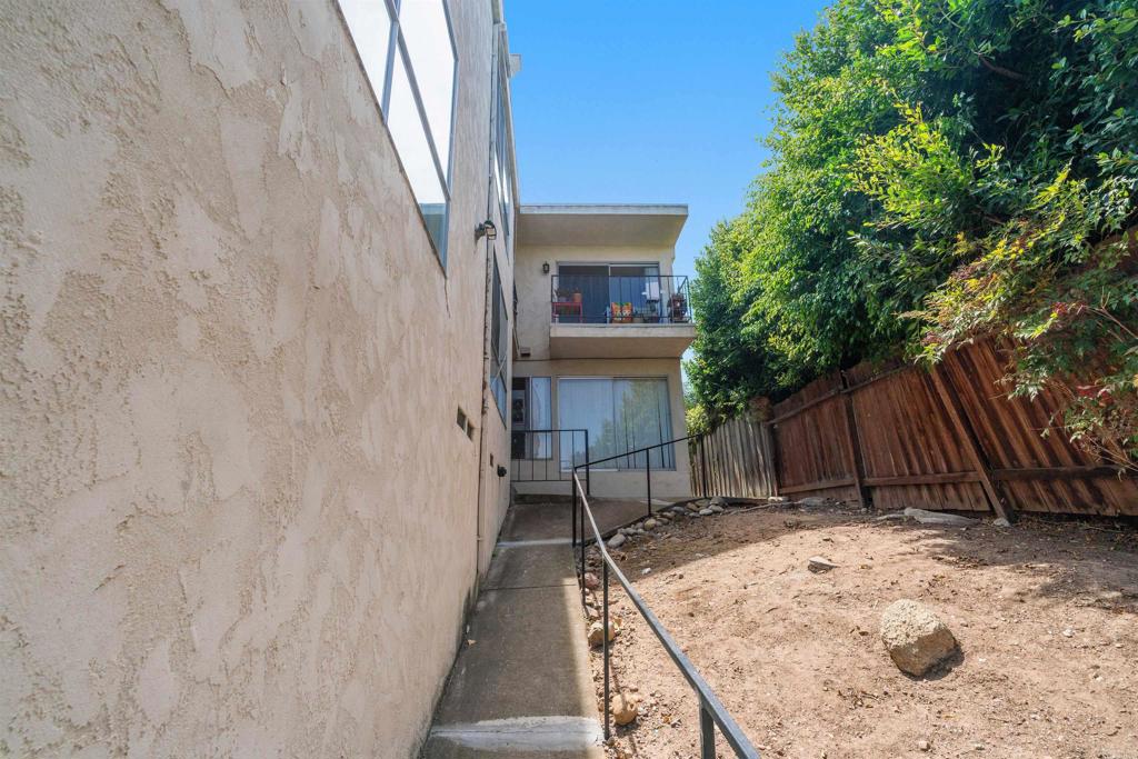 2520 collier Avenue
