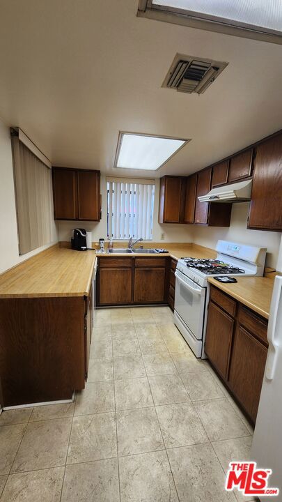 630 W Queen Street Unit: 17