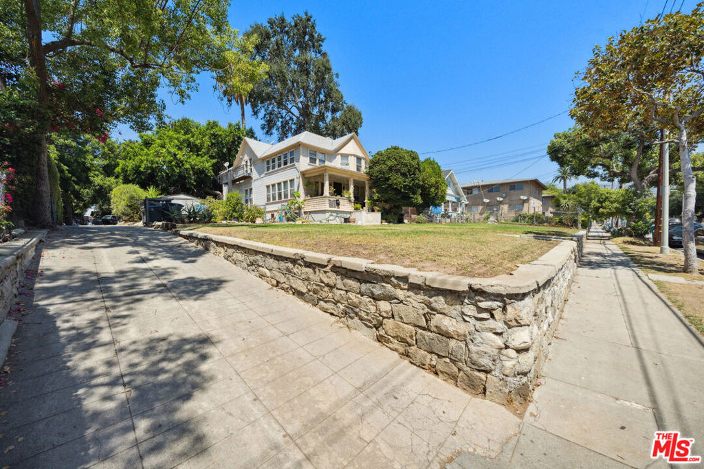 1063 N Summit Avenue