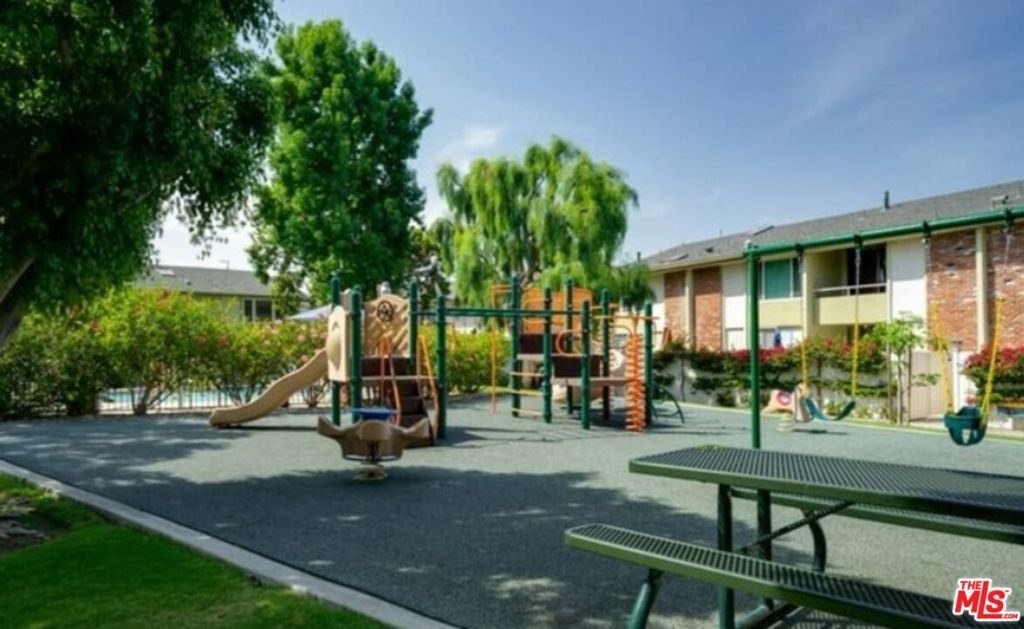 5215 Sepulveda Boulevard 24C