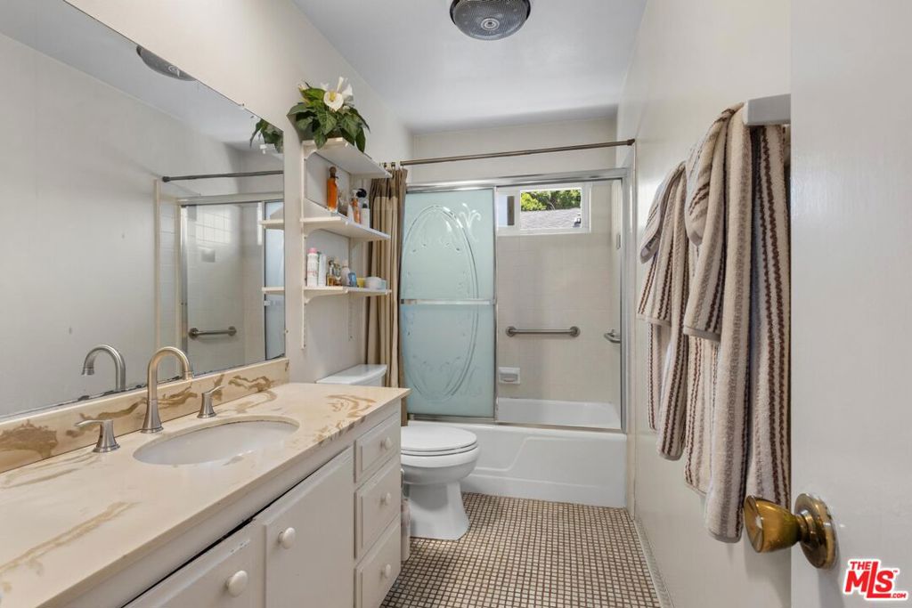 5215 Sepulveda Boulevard 24C