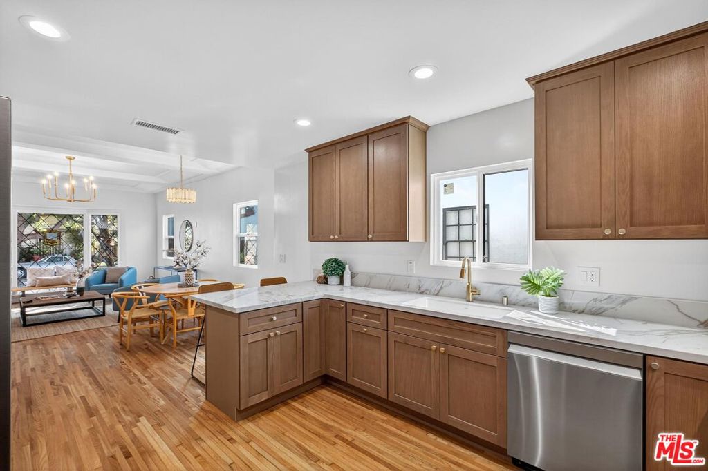 4215 S Norton Avenue