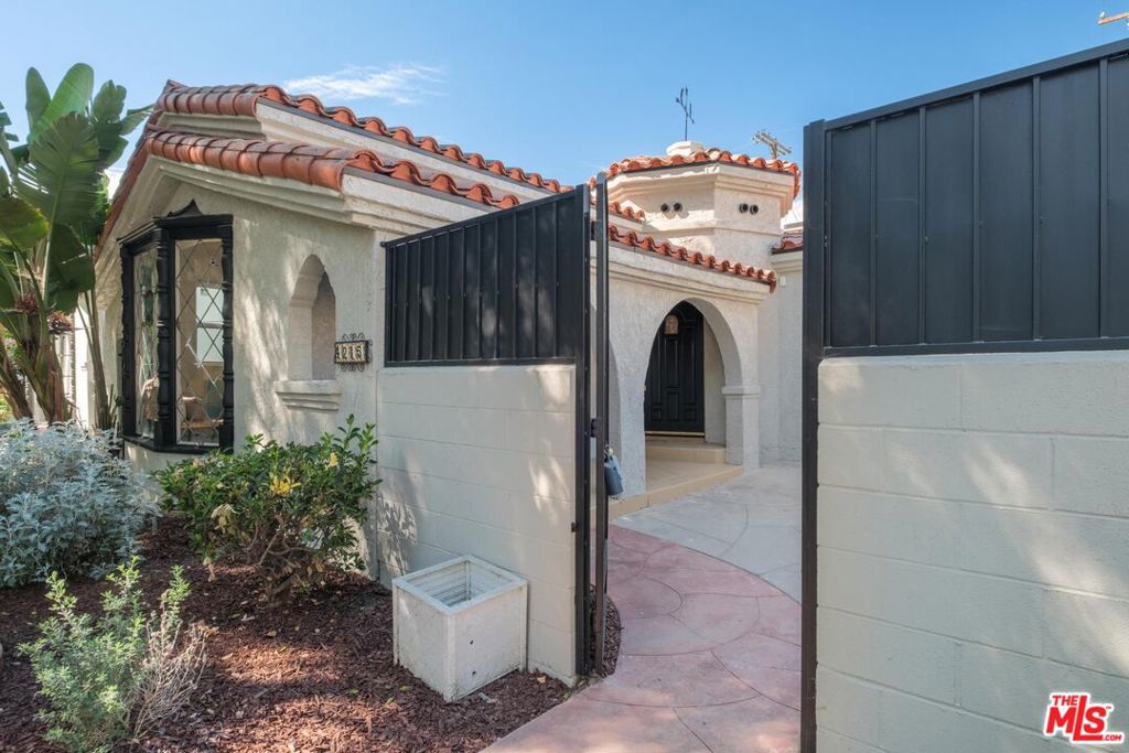 4215 S Norton Avenue