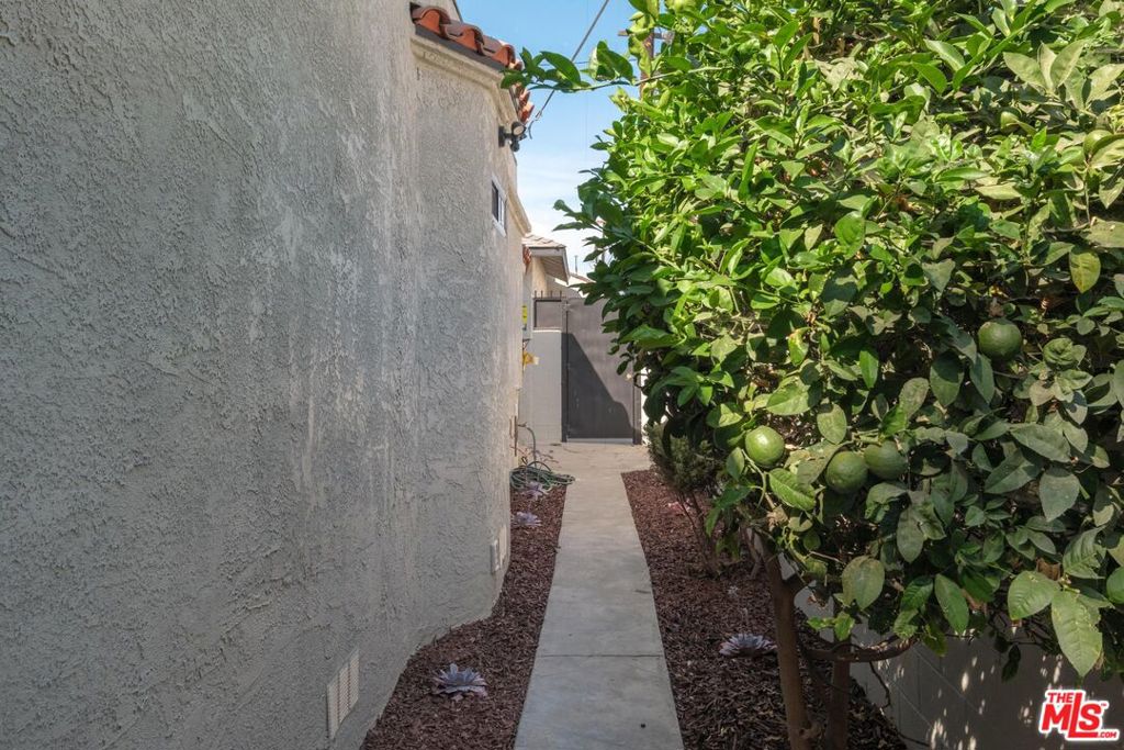 4215 S Norton Avenue