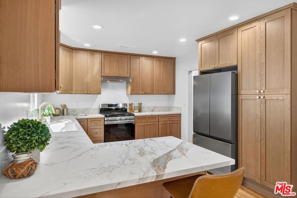 4215 S Norton Avenue