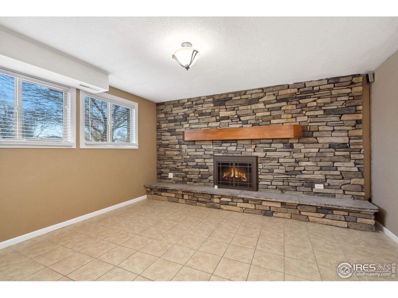 2009 Meadowaire Dr