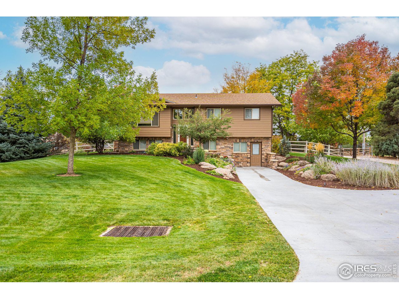 2009 Meadowaire Dr