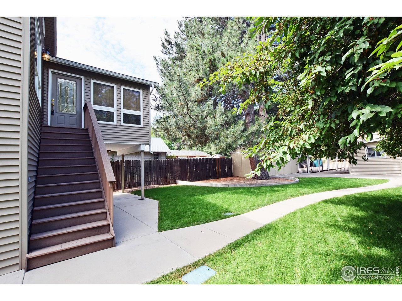 523 Cowan St