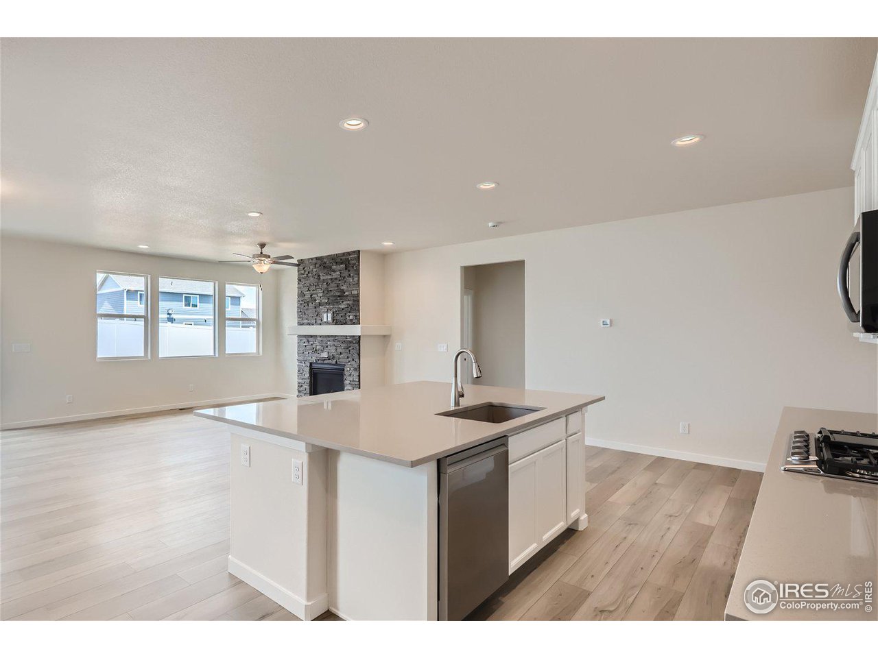 4421 Scenic Ln