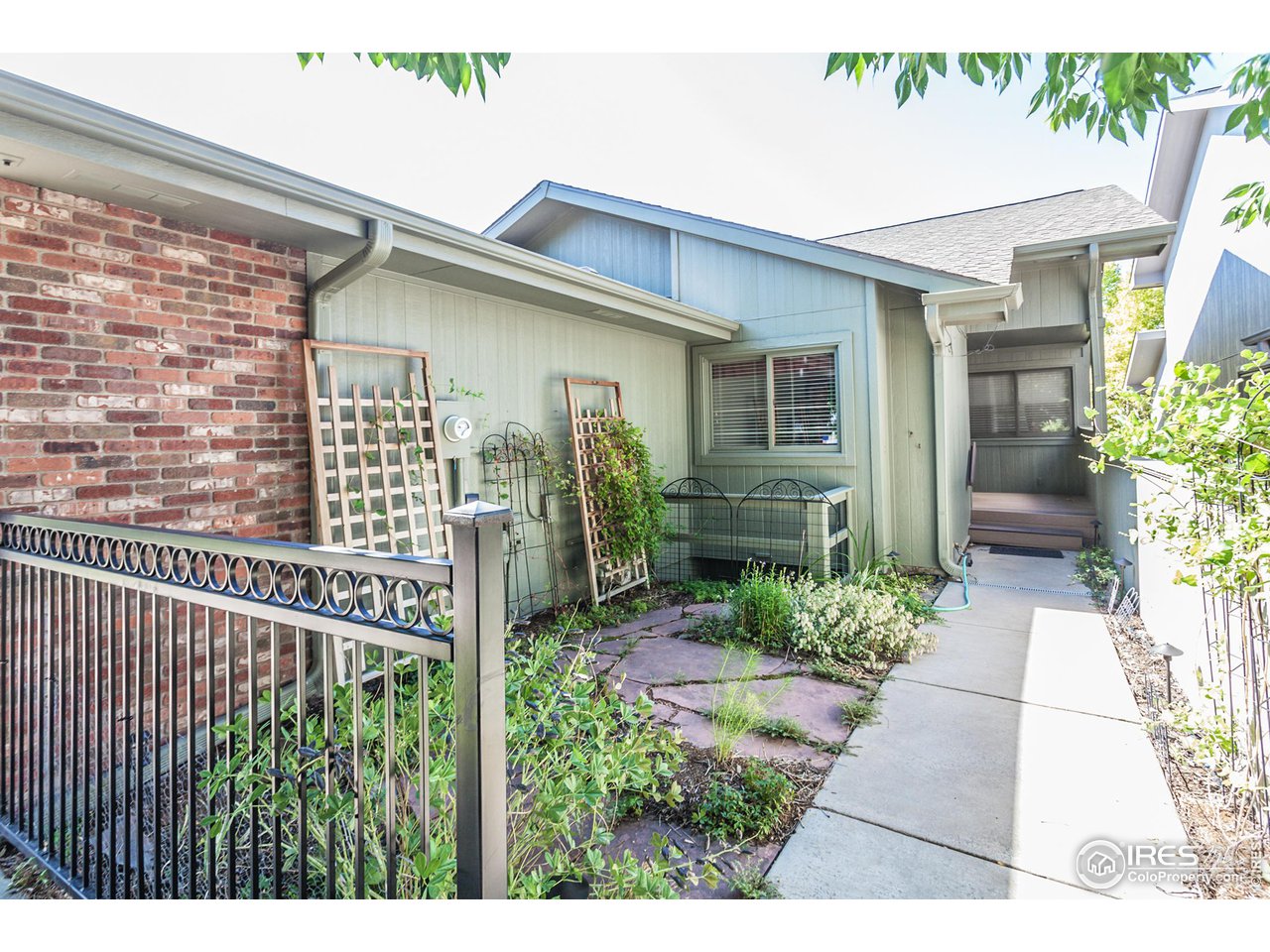 1953 S View Dr