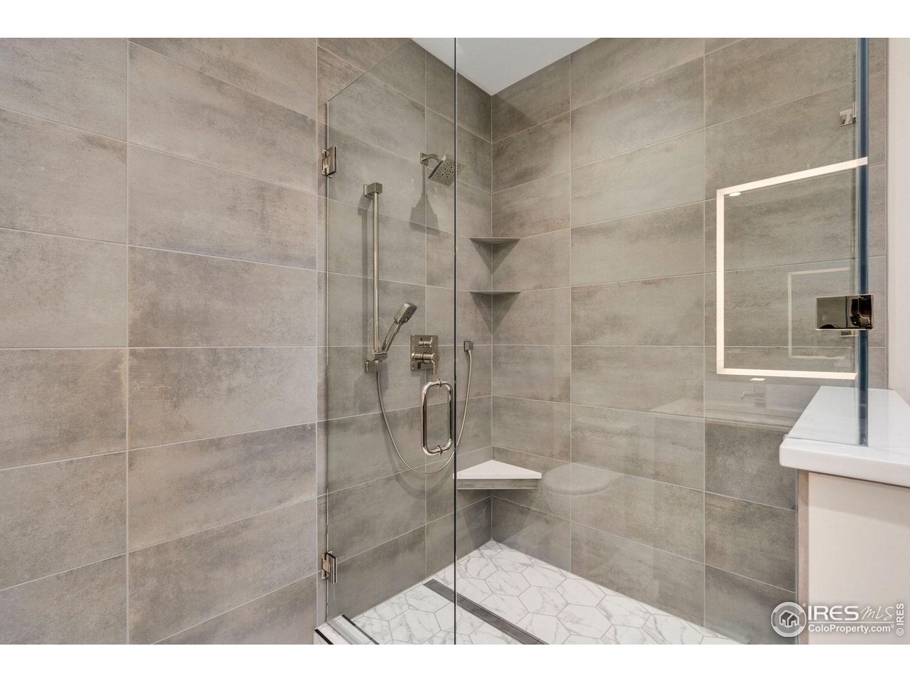 205 E 6th St 202