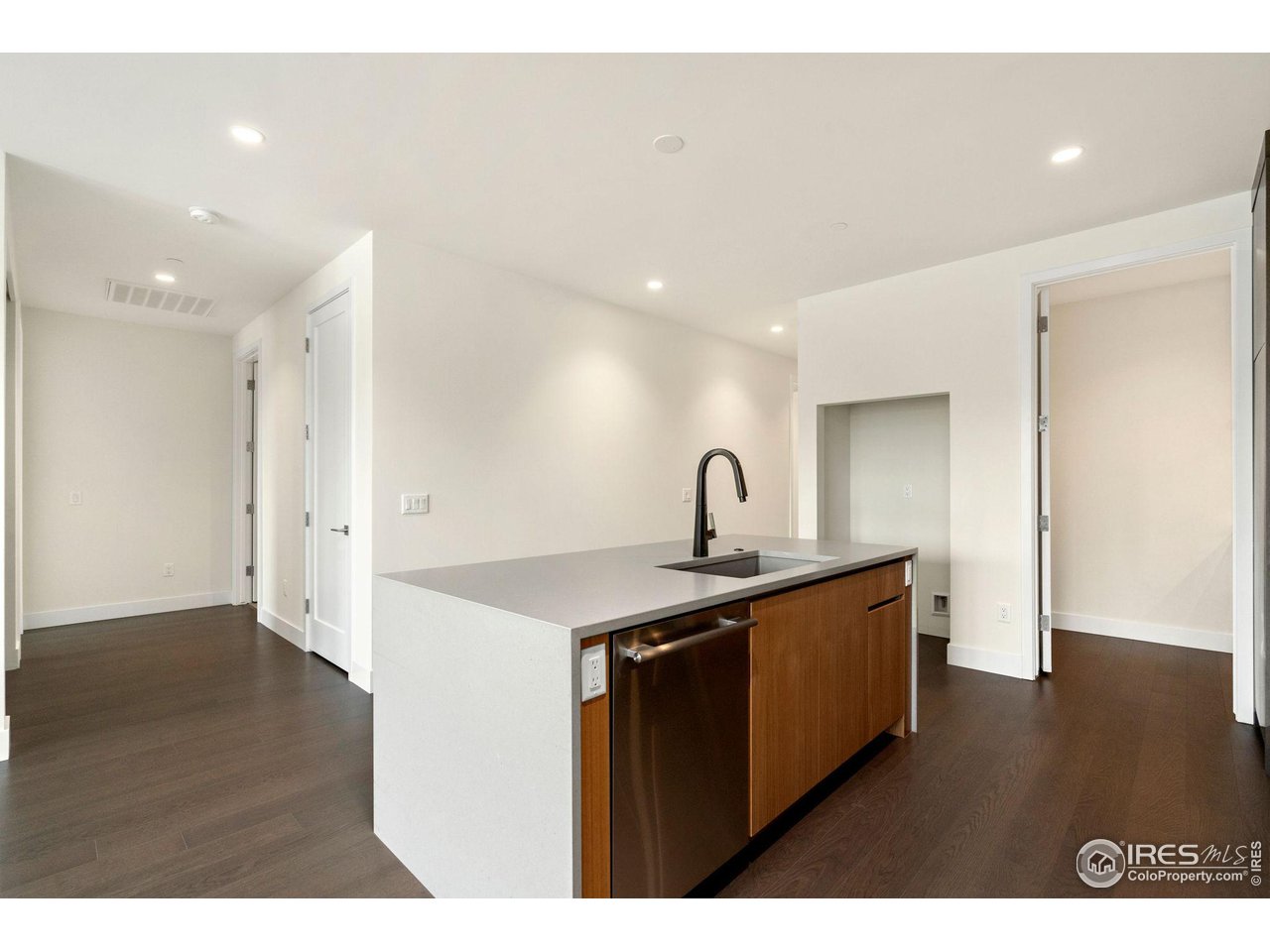205 E 6th St 303