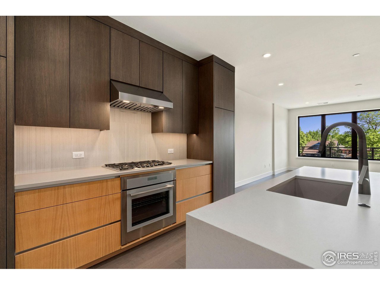 205 E 6th St 303