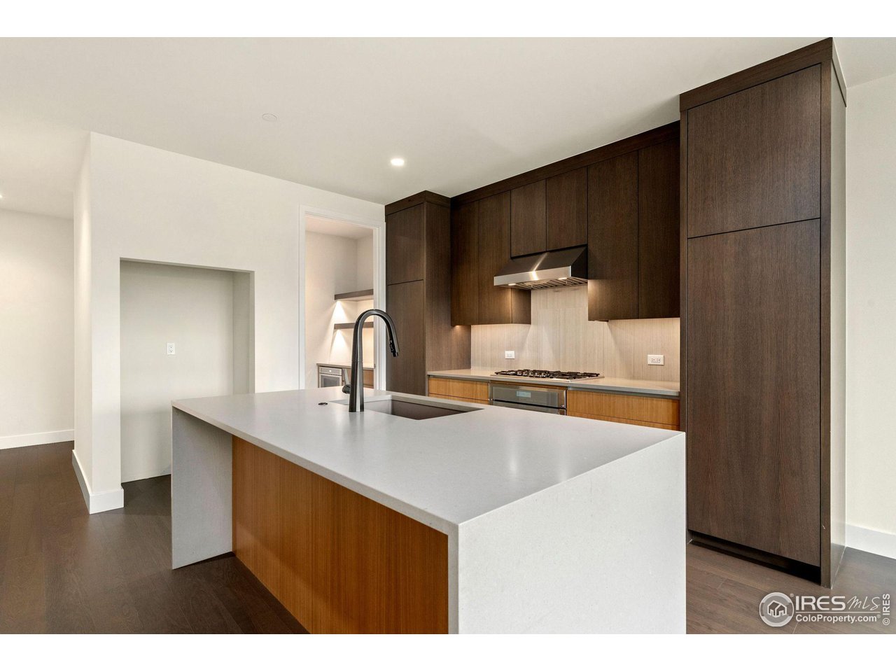 205 E 6th St 303