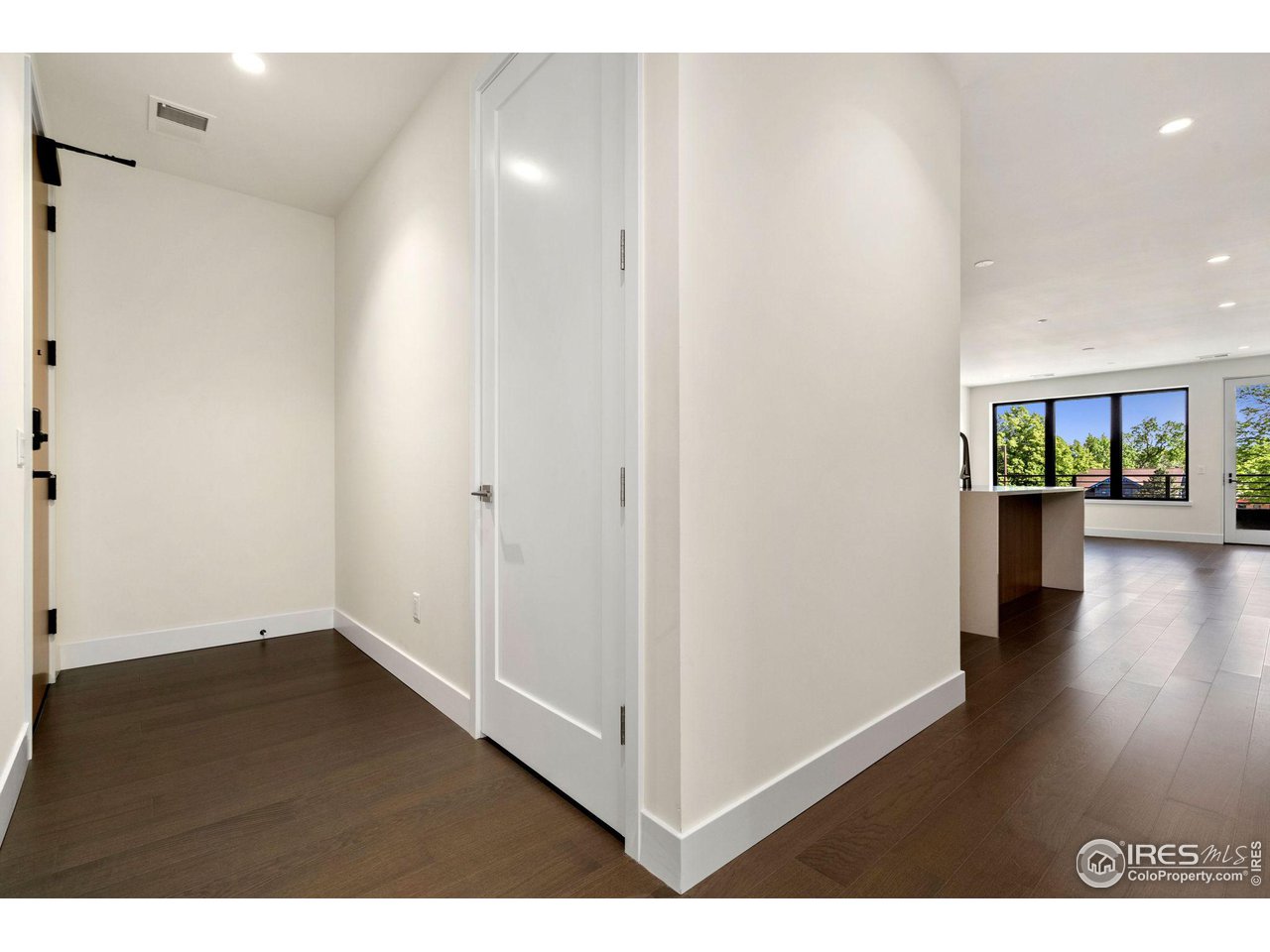 205 E 6th St 303