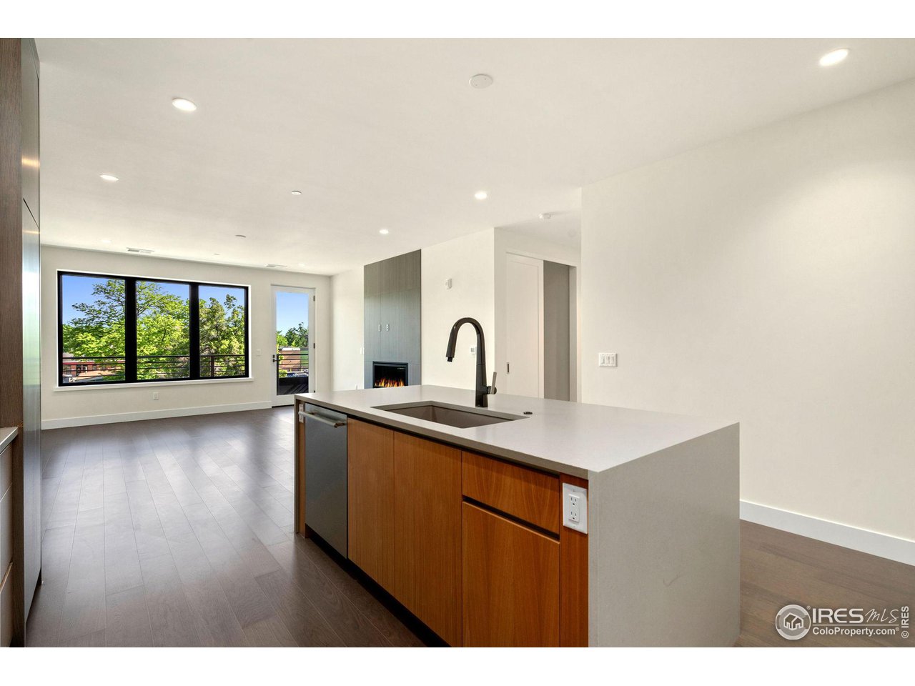 205 E 6th St 303