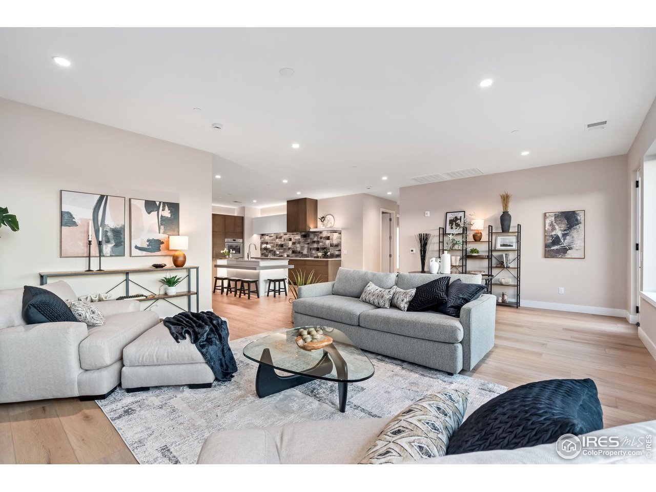 205 E 6th St 401