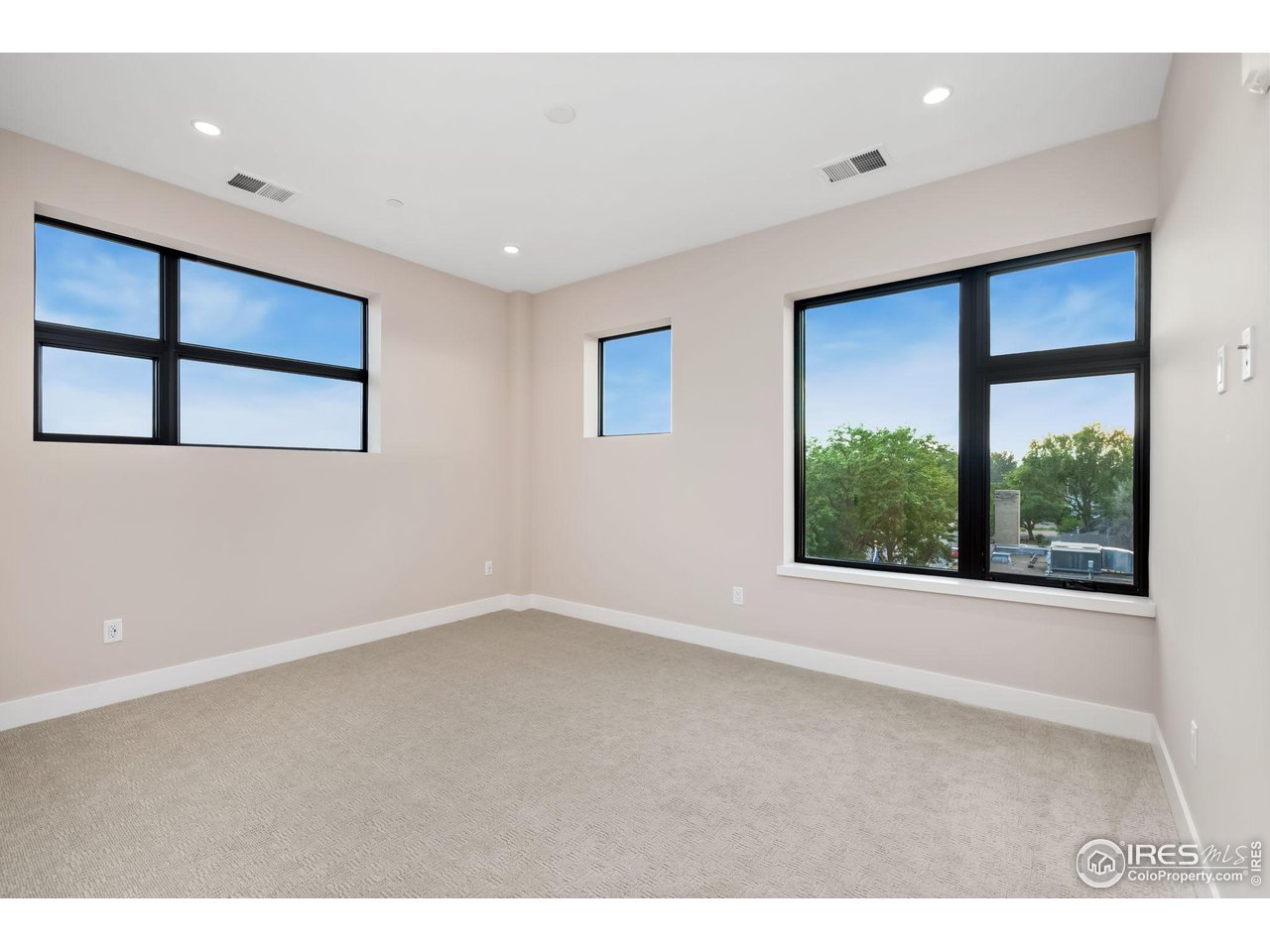 205 E 6th St 401