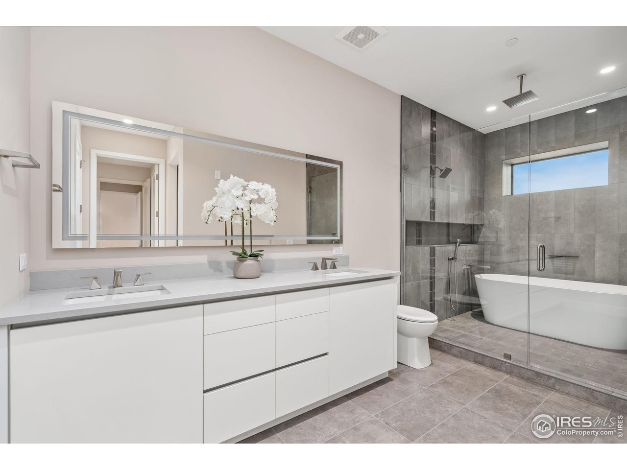 205 E 6th St 401