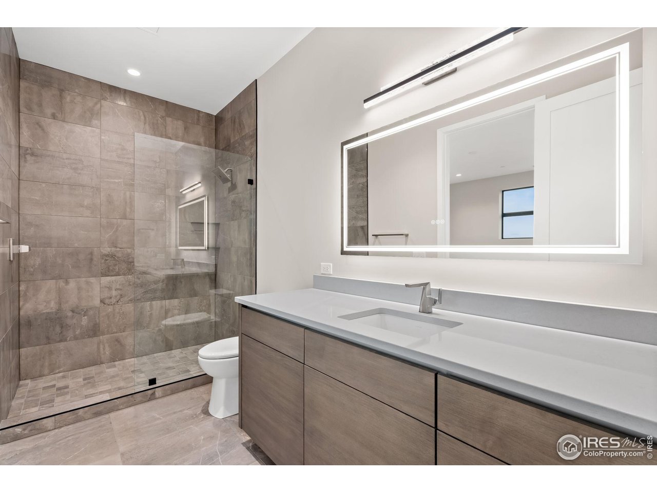205 E 6th St 401