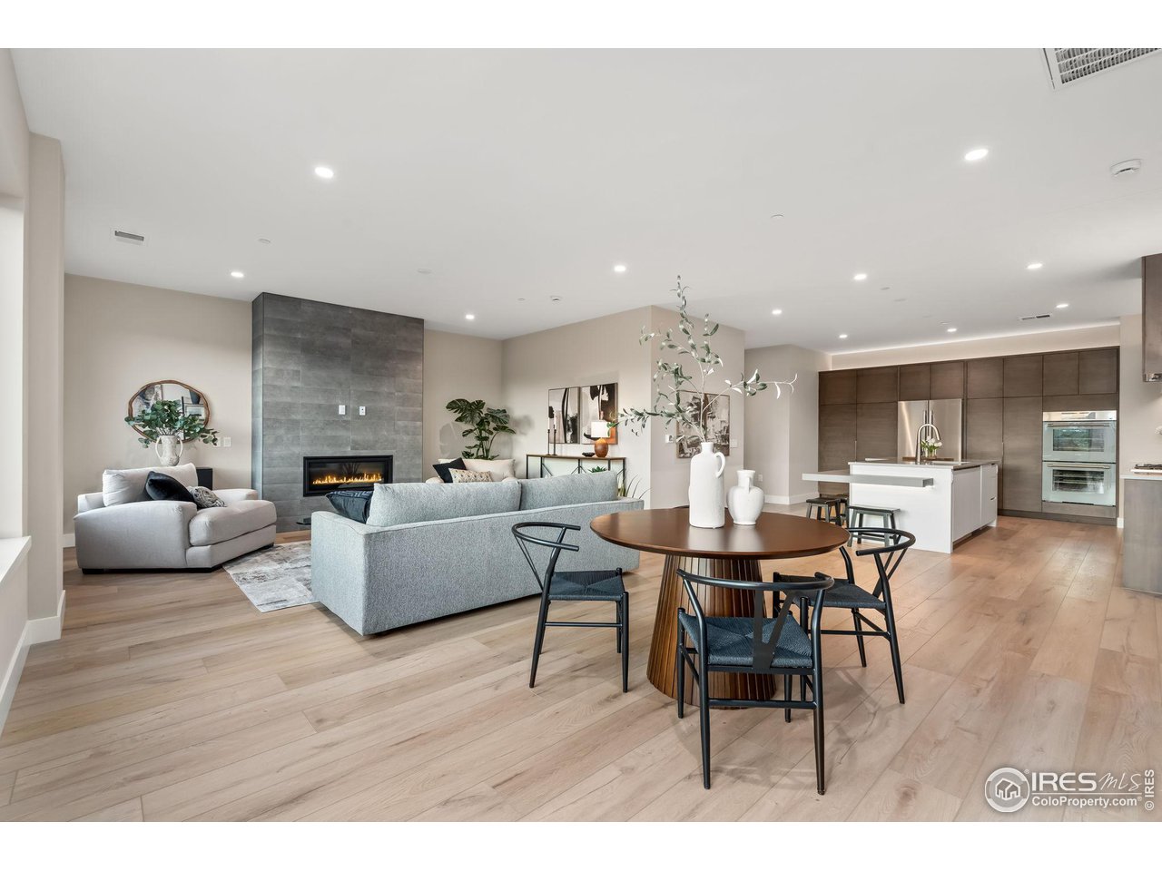 205 E 6th St 401