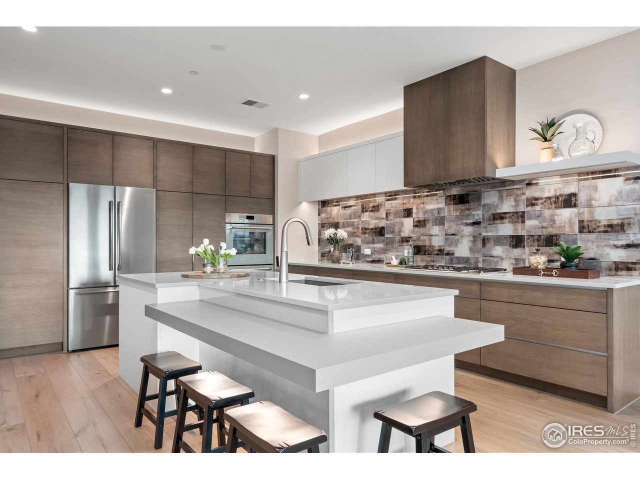 205 E 6th St 401
