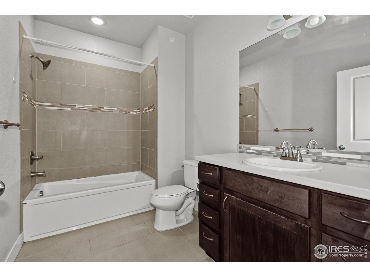 2750 Illinois Dr 10-206