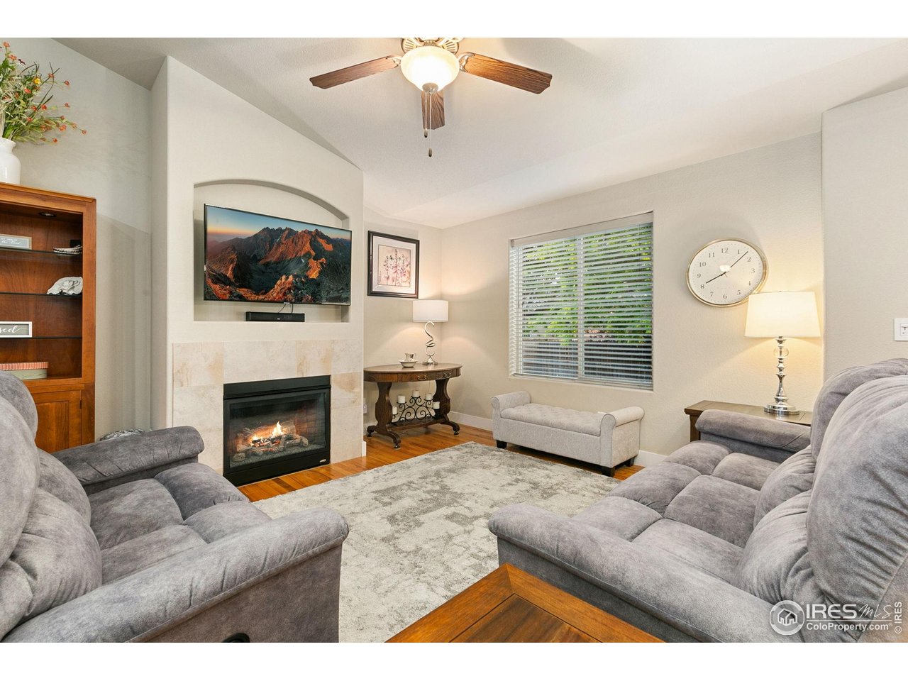 83 Evans St
