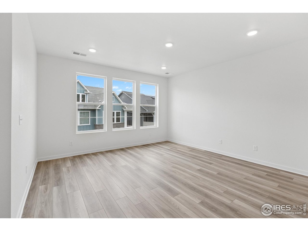 6334 Deerfoot Dr