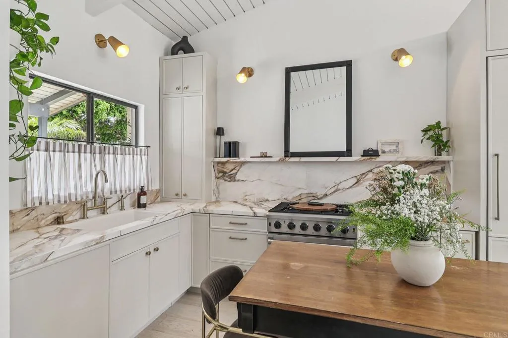 4352 Loma Riviera Court