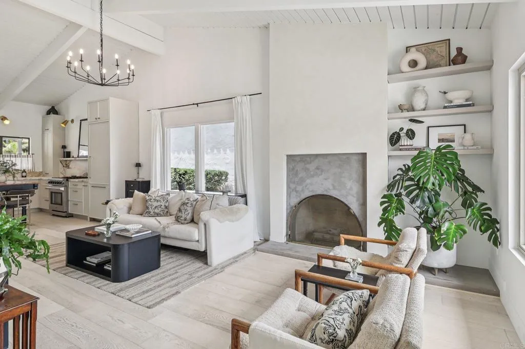 4352 Loma Riviera Court