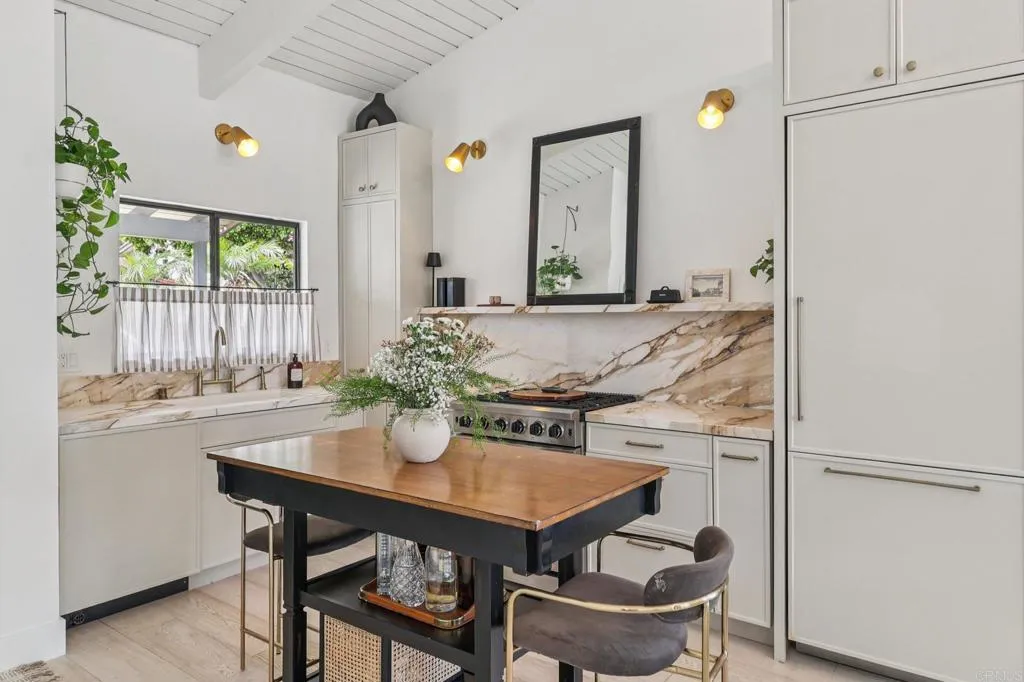 4352 Loma Riviera Court