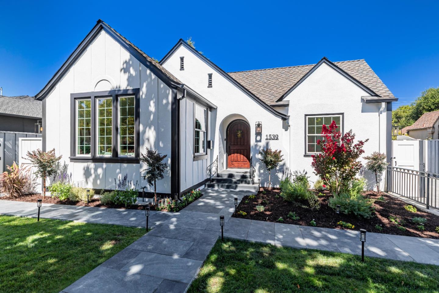 1539 Mariposa AVE