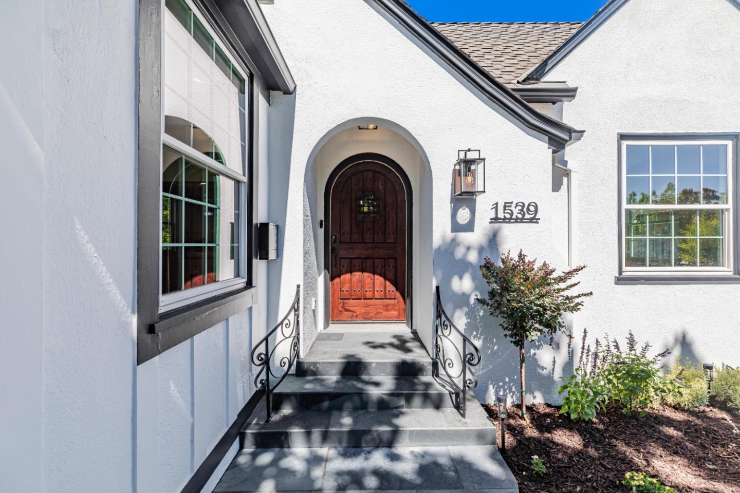 1539 Mariposa AVE