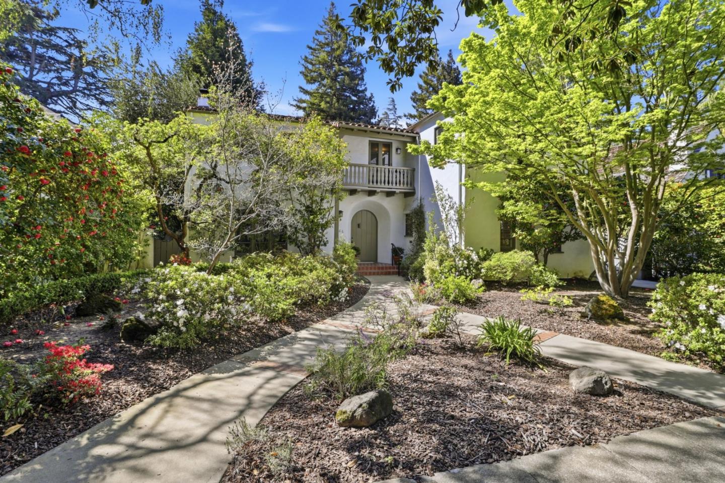 566 East Crescent Drive