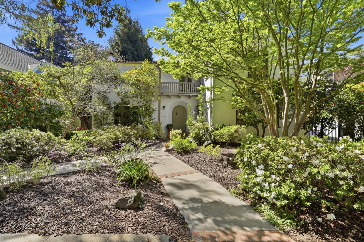 566 East Crescent Drive