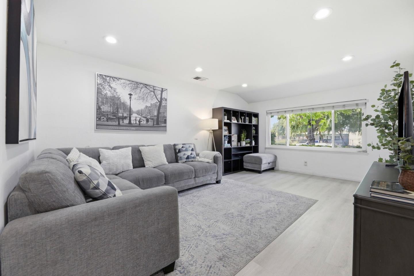 1714 Woodridge Way